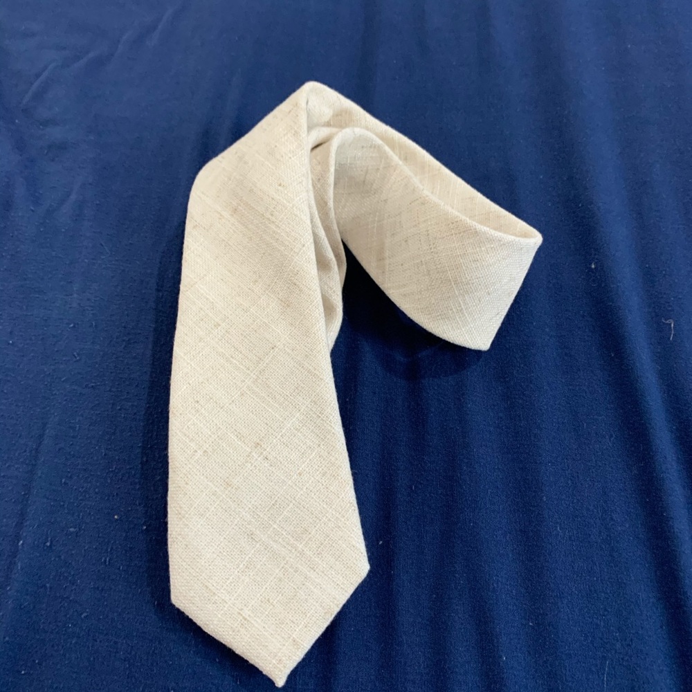 Men’s white tie